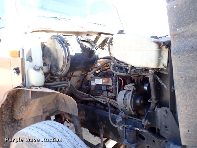 image for item IS9274 2001 International 4700  dump flatbed truck