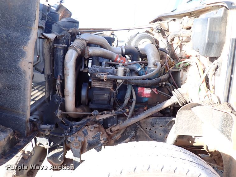 image for item IS9274 2001 International 4700  dump flatbed truck