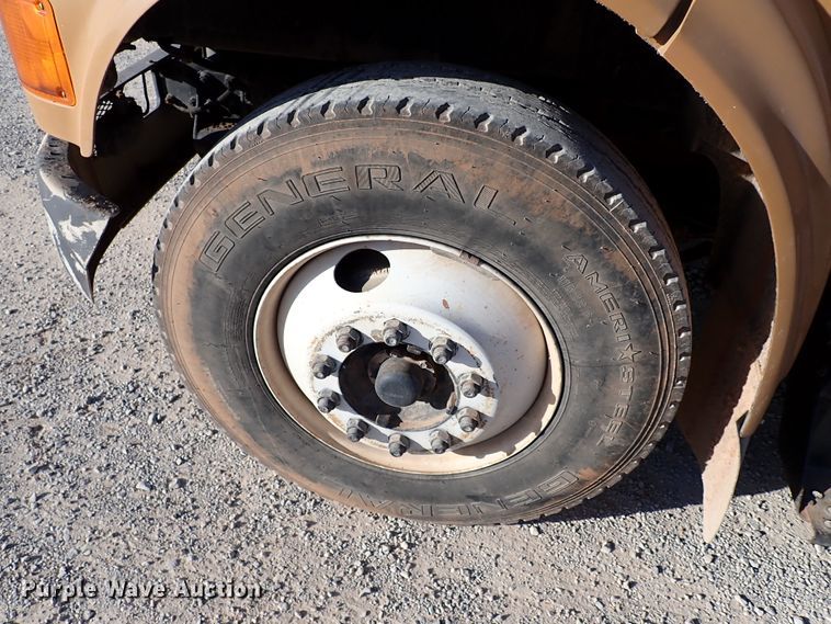 image for item IS9274 2001 International 4700  dump flatbed truck