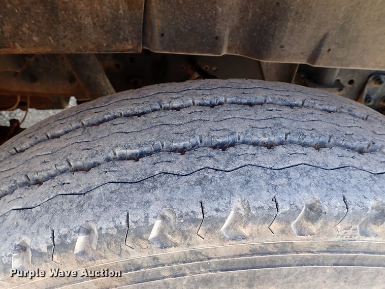 image for item IS9274 2001 International 4700  dump flatbed truck