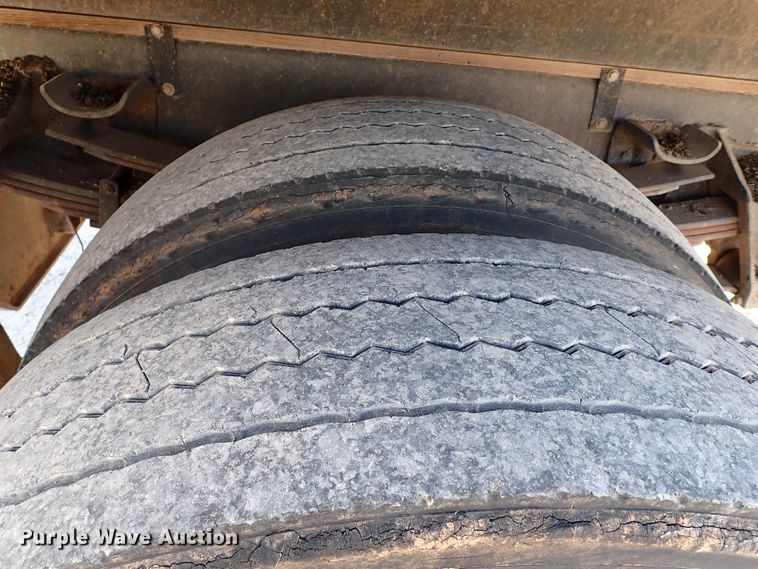 image for item IS9274 2001 International 4700  dump flatbed truck