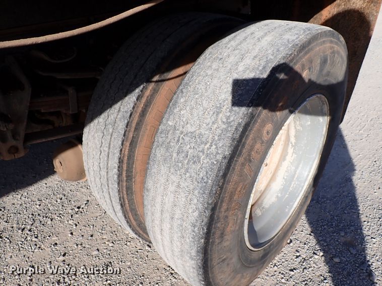 image for item IS9274 2001 International 4700  dump flatbed truck