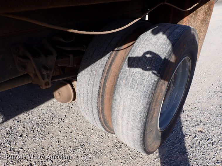 image for item IS9274 2001 International 4700  dump flatbed truck