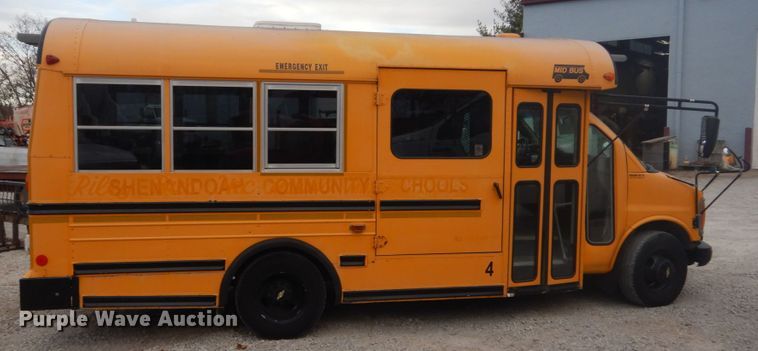 image for item IU9772 2000 Chevrolet Express 3500  school bus
