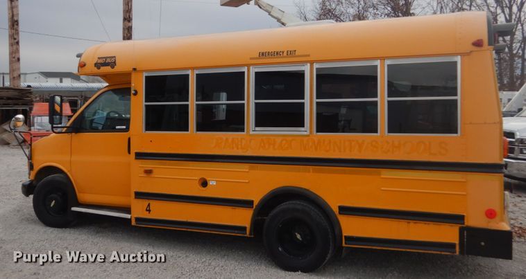 image for item IU9772 2000 Chevrolet Express 3500  school bus