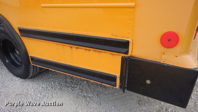 image for item IU9772 2000 Chevrolet Express 3500  school bus