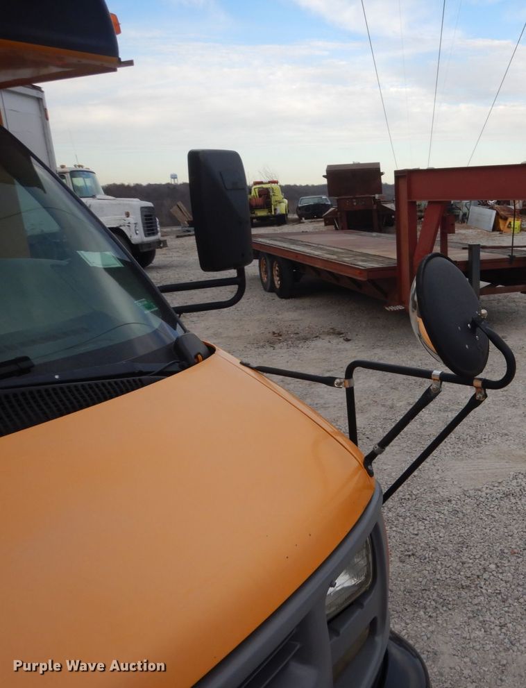 image for item IU9772 2000 Chevrolet Express 3500  school bus