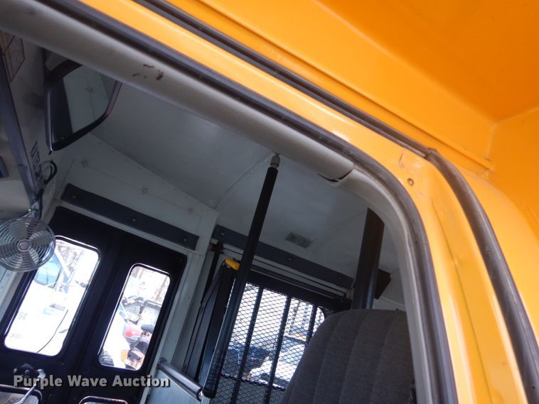 image for item IU9772 2000 Chevrolet Express 3500  school bus