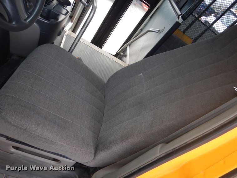 image for item IU9772 2000 Chevrolet Express 3500  school bus