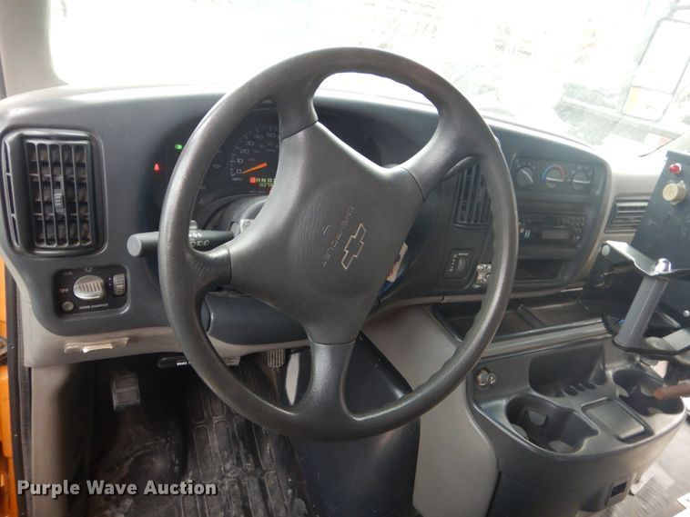 image for item IU9772 2000 Chevrolet Express 3500  school bus