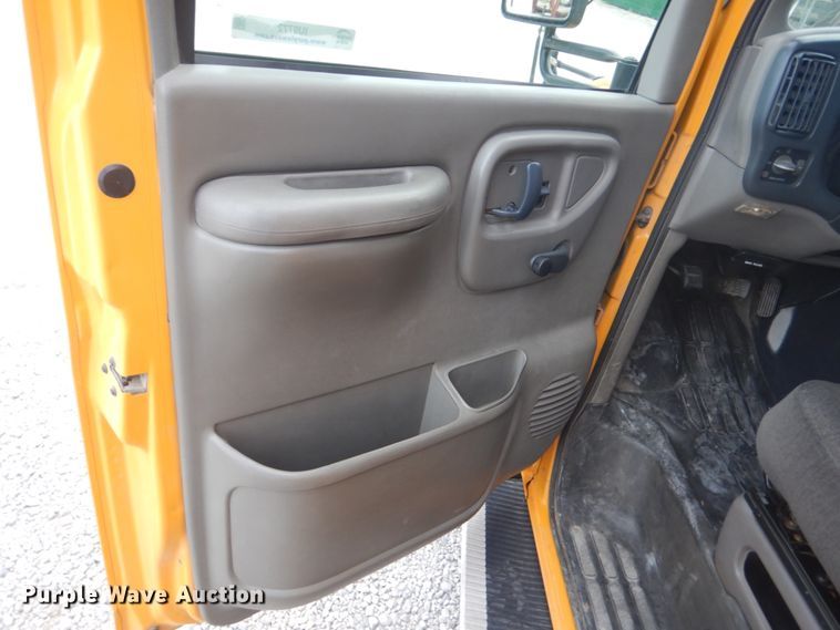 image for item IU9772 2000 Chevrolet Express 3500  school bus