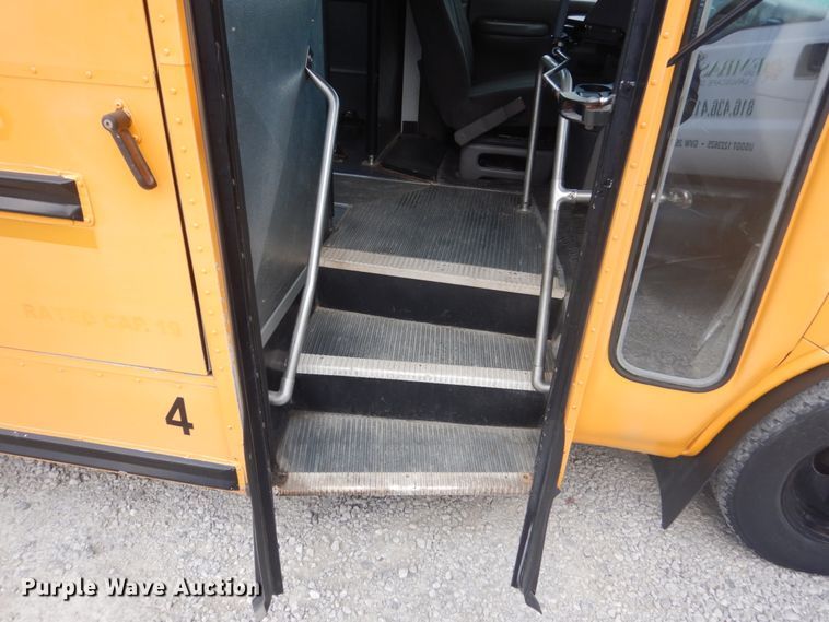 image for item IU9772 2000 Chevrolet Express 3500  school bus