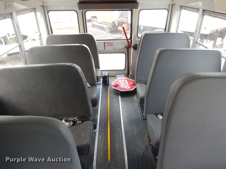 image for item IU9772 2000 Chevrolet Express 3500  school bus