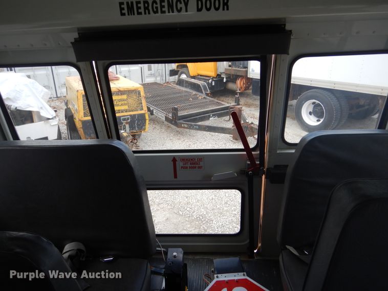 image for item IU9772 2000 Chevrolet Express 3500  school bus