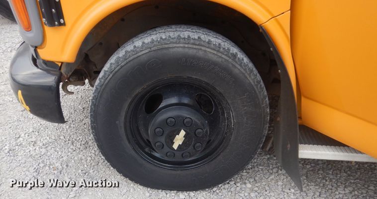 image for item IU9772 2000 Chevrolet Express 3500  school bus