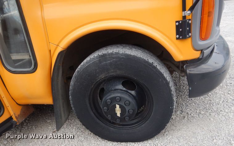 image for item IU9772 2000 Chevrolet Express 3500  school bus