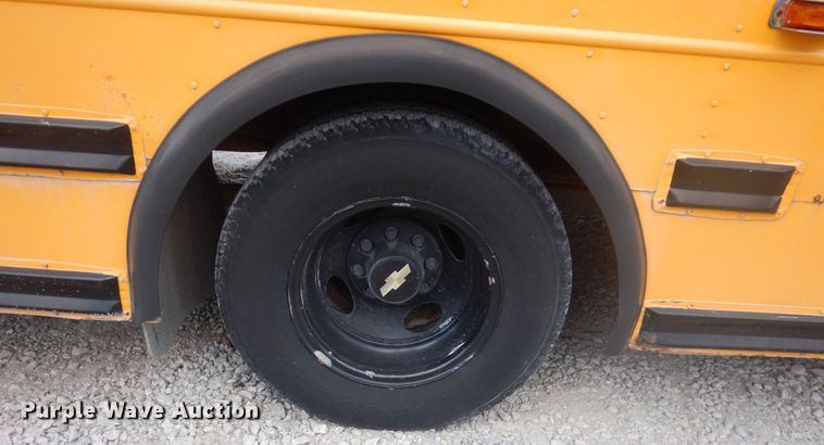 image for item IU9772 2000 Chevrolet Express 3500  school bus