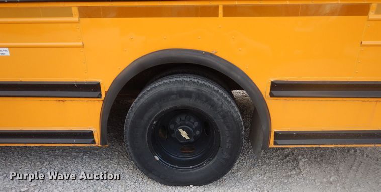 image for item IU9772 2000 Chevrolet Express 3500  school bus