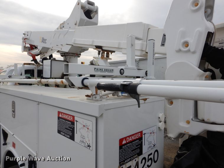 image for item IV9646 2013 Ford F550 Super Duty XL  bucket truck