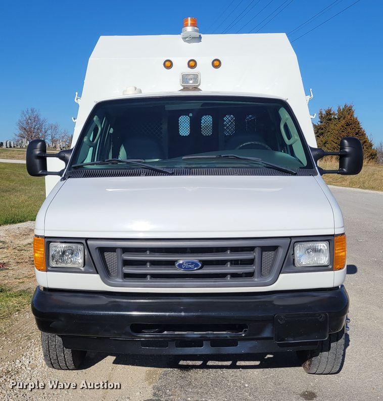 image for item IV9689 2006 Ford E450 Super Duty  utility / service van
