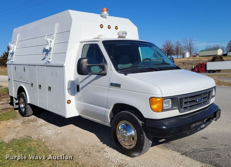 image for item IV9689 2006 Ford E450 Super Duty  utility / service van