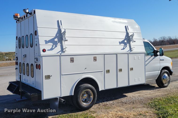 image for item IV9689 2006 Ford E450 Super Duty  utility / service van