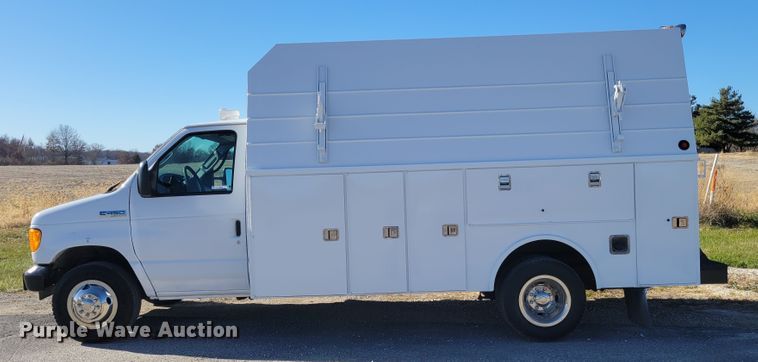 image for item IV9689 2006 Ford E450 Super Duty  utility / service van