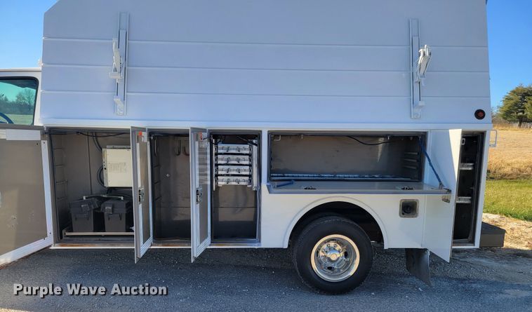 image for item IV9689 2006 Ford E450 Super Duty  utility / service van