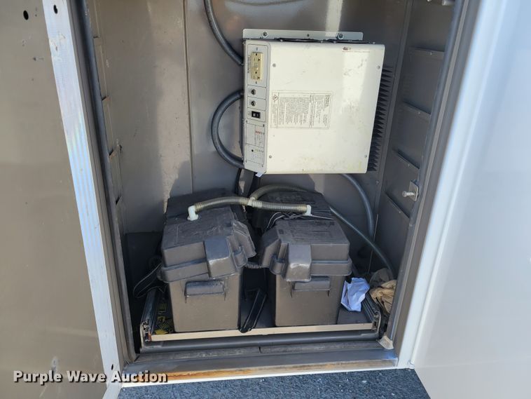 image for item IV9689 2006 Ford E450 Super Duty  utility / service van