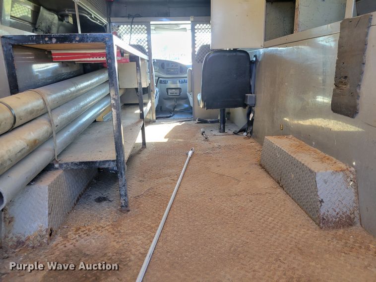 image for item IV9689 2006 Ford E450 Super Duty  utility / service van