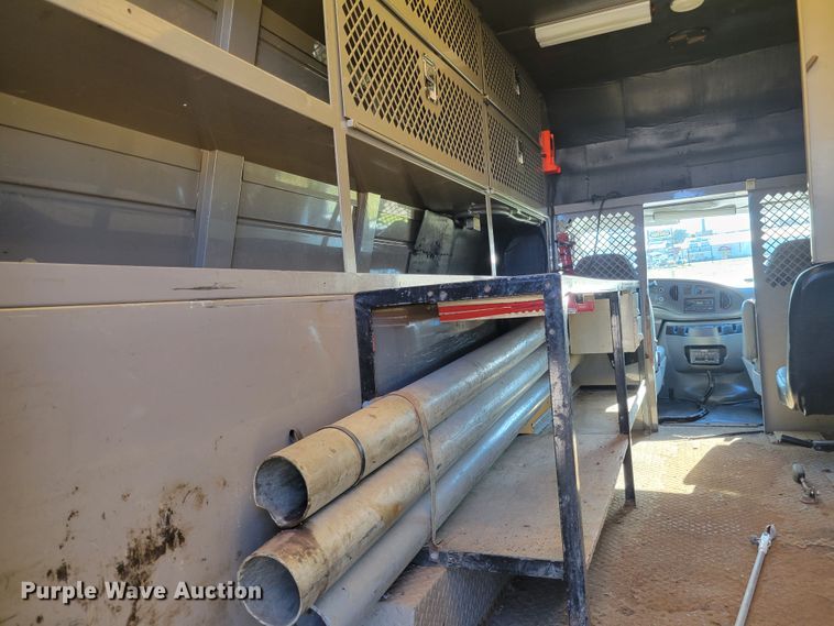 image for item IV9689 2006 Ford E450 Super Duty  utility / service van
