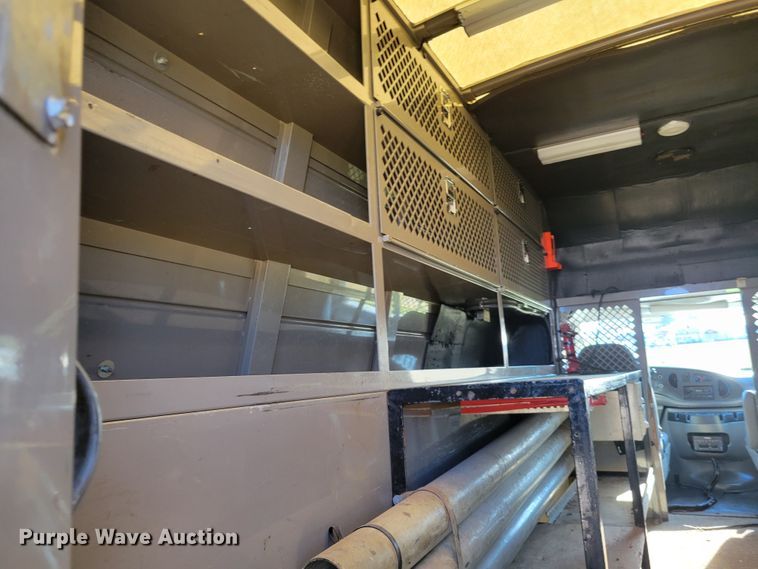 image for item IV9689 2006 Ford E450 Super Duty  utility / service van