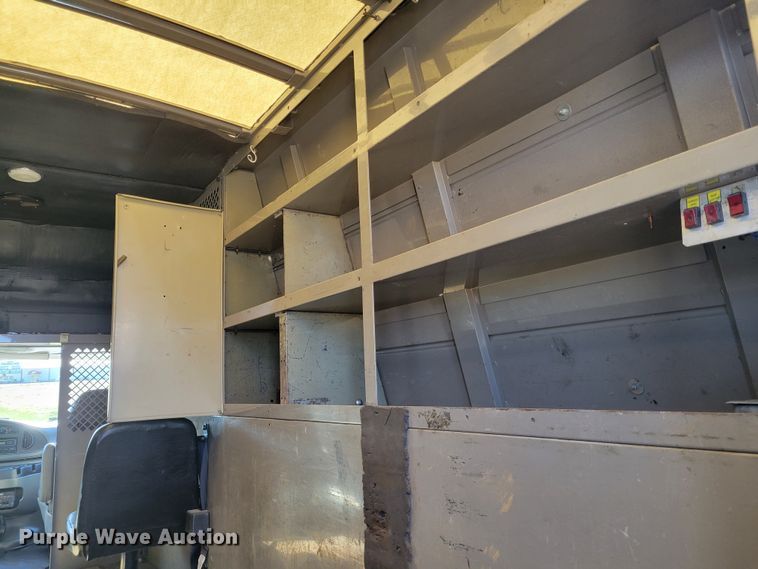 image for item IV9689 2006 Ford E450 Super Duty  utility / service van