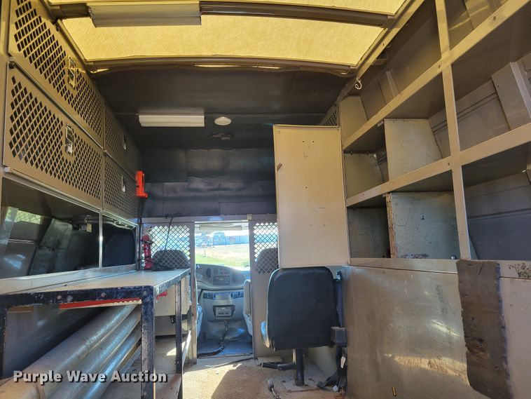 image for item IV9689 2006 Ford E450 Super Duty  utility / service van