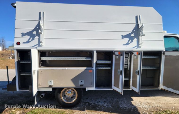 image for item IV9689 2006 Ford E450 Super Duty  utility / service van