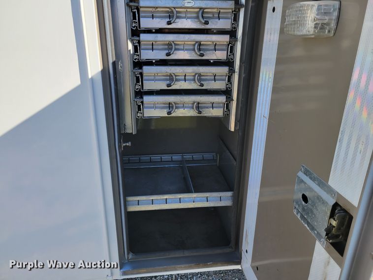 image for item IV9689 2006 Ford E450 Super Duty  utility / service van