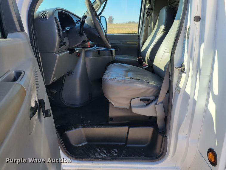 image for item IV9689 2006 Ford E450 Super Duty  utility / service van