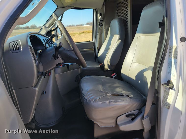 image for item IV9689 2006 Ford E450 Super Duty  utility / service van