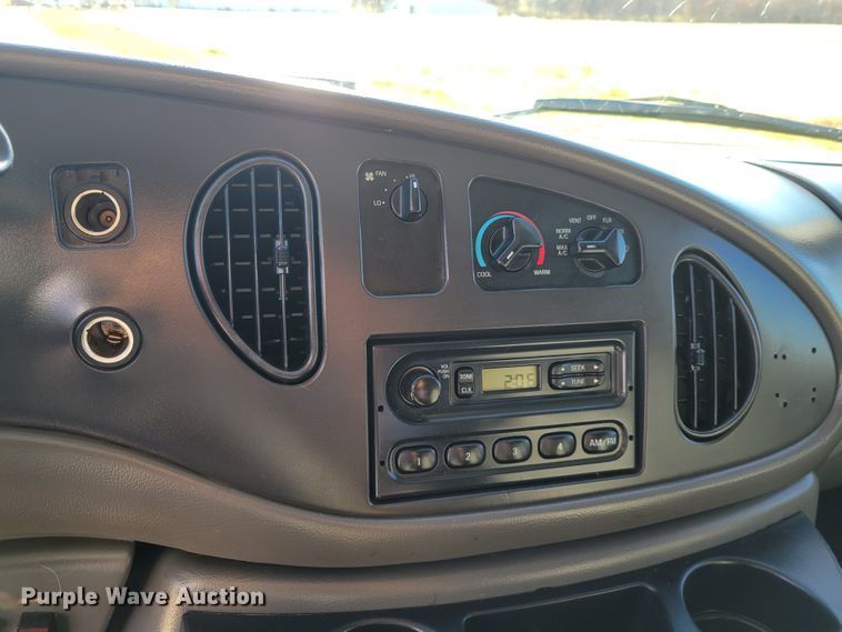 image for item IV9689 2006 Ford E450 Super Duty  utility / service van