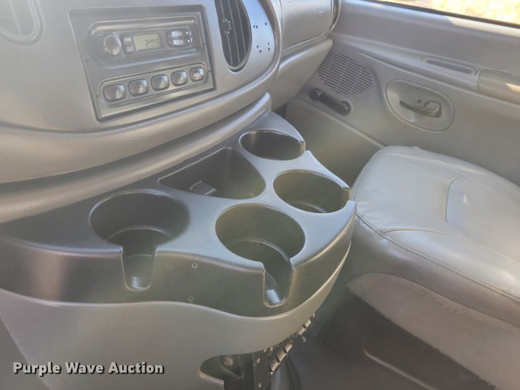 image for item IV9689 2006 Ford E450 Super Duty  utility / service van
