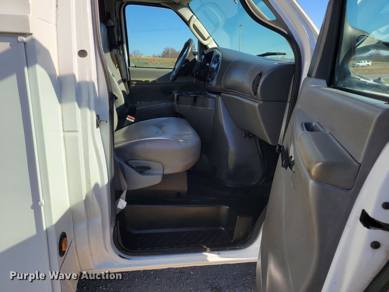 image for item IV9689 2006 Ford E450 Super Duty  utility / service van