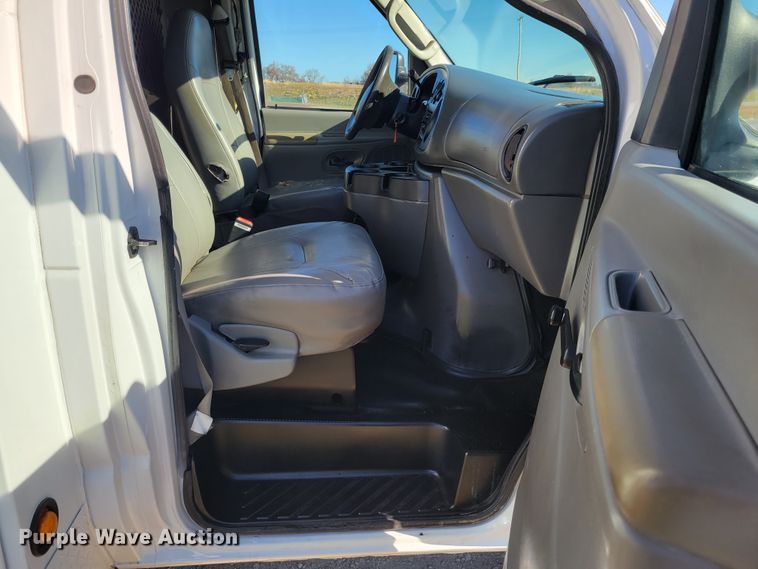image for item IV9689 2006 Ford E450 Super Duty  utility / service van