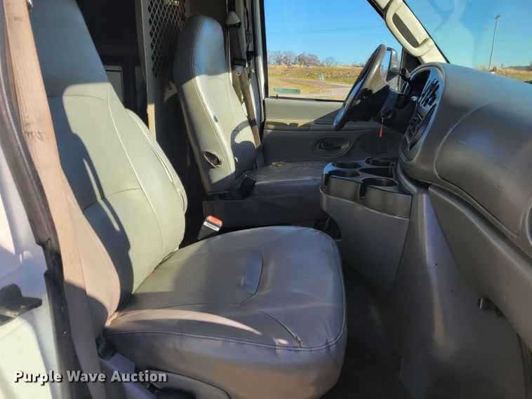 image for item IV9689 2006 Ford E450 Super Duty  utility / service van