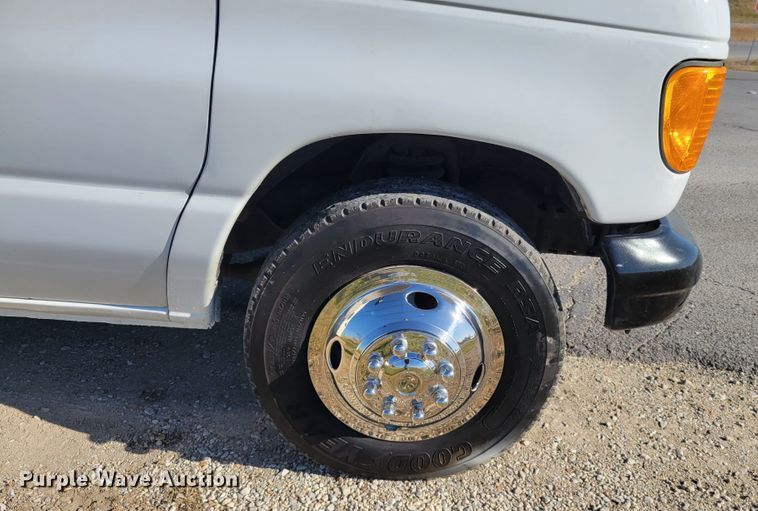 image for item IV9689 2006 Ford E450 Super Duty  utility / service van