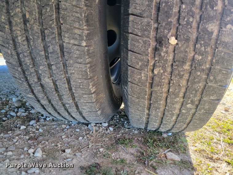 image for item IV9689 2006 Ford E450 Super Duty  utility / service van