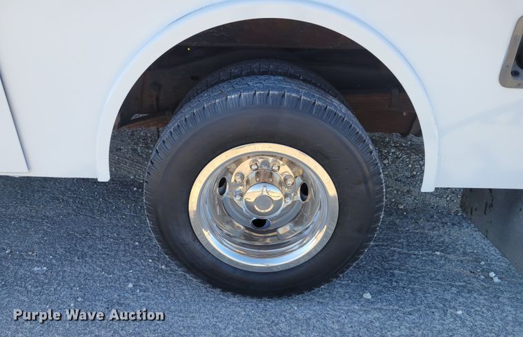 image for item IV9689 2006 Ford E450 Super Duty  utility / service van