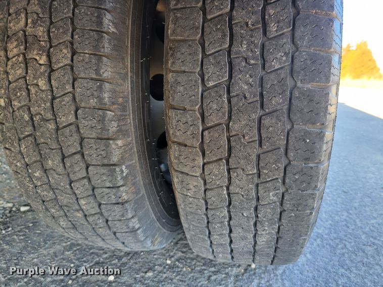 image for item IV9689 2006 Ford E450 Super Duty  utility / service van