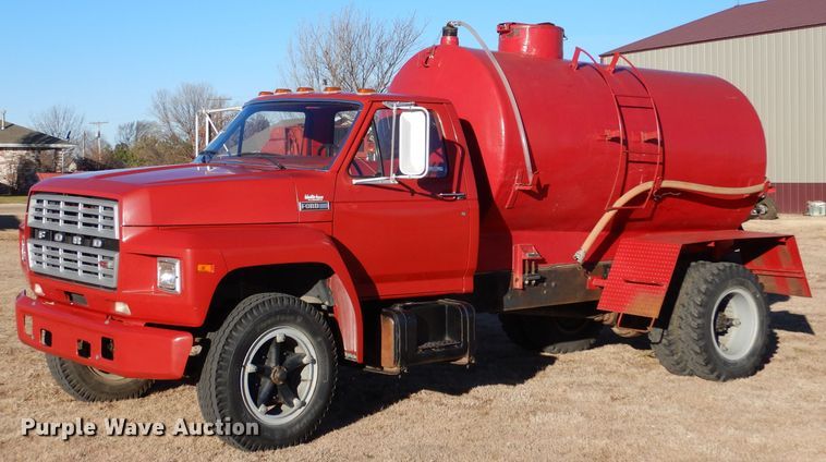 image for item IV9870 1983 Ford F600  water truck