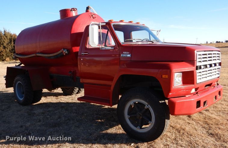 image for item IV9870 1983 Ford F600  water truck