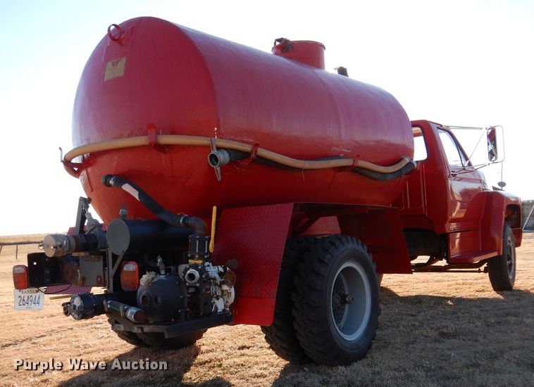 image for item IV9870 1983 Ford F600  water truck